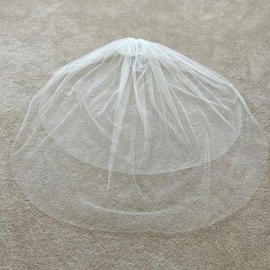 Two-tier elbow wedding veil with comb